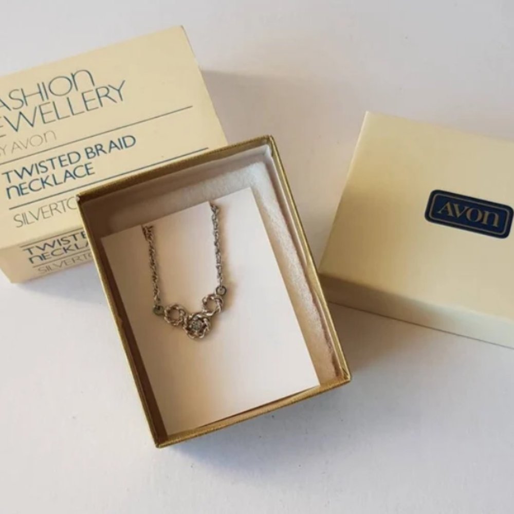 Avon necklace with silver pendant